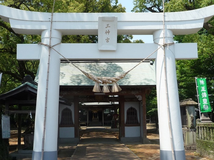 井戸端プロジェクト/氷川町子どもの広場の前に三神宮があります。